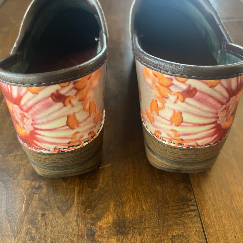 Dansko professional silver floral clogs EU37 US7.5. - Picture 5 of 7